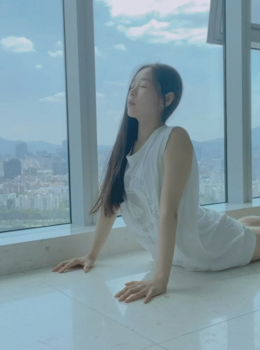 티셔츠 입고 요가하는 상아 요니니4