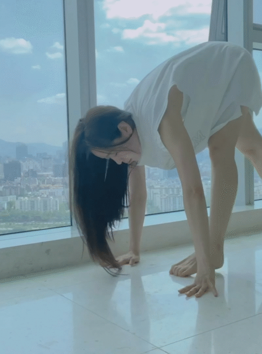 티셔츠 입고 요가하는 상아 요니니5