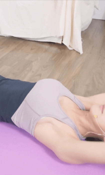황아영 트레이너 누운가슴.gif