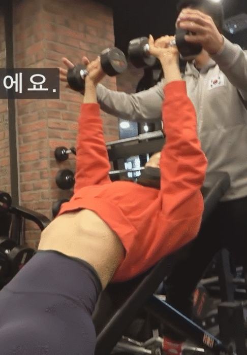 덤벨 벤치 프레스 하는 ㅊㅈ 레깅스 크롭티