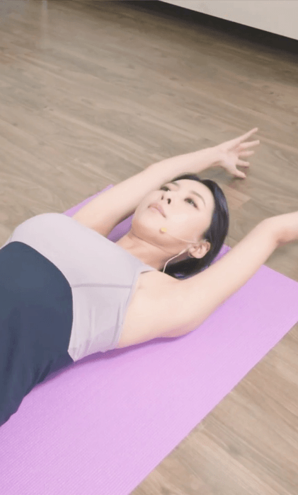 황아영 트레이너 누운가슴.gif
