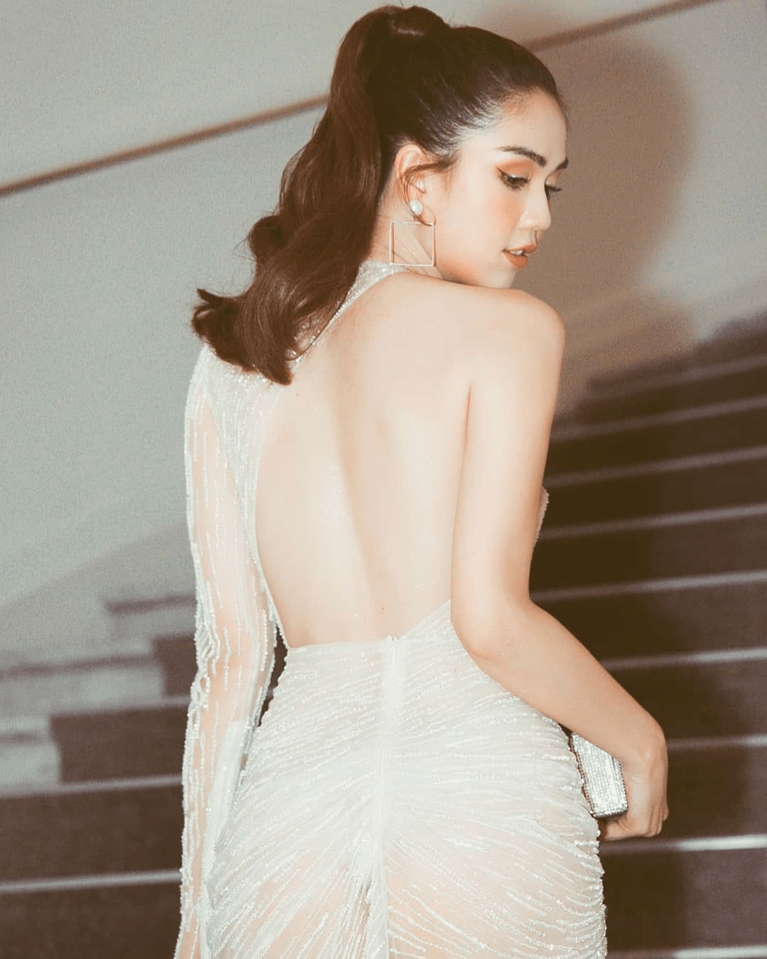 베트남에서 심한 노출로 처벌위기라는 '응옥찐'