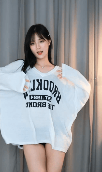 요새 운동해서 몸매에 자신감 붙었다는 여캠