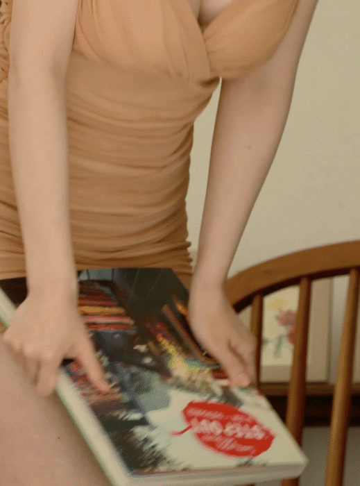 원피스 입고 롤러스케이트 타기