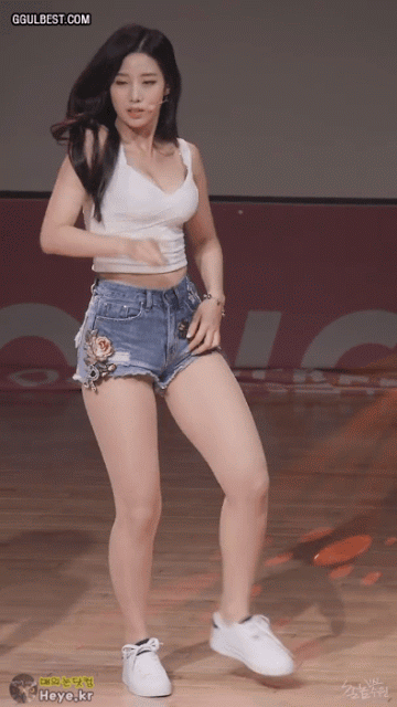청핫팬츠가 잘 어울리는 조현