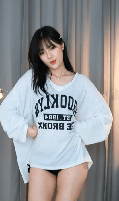 요새 운동해서 몸매에 자신감 붙었다는 여캠