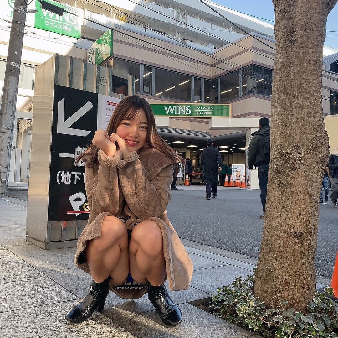 쪼그려 앉은 누나