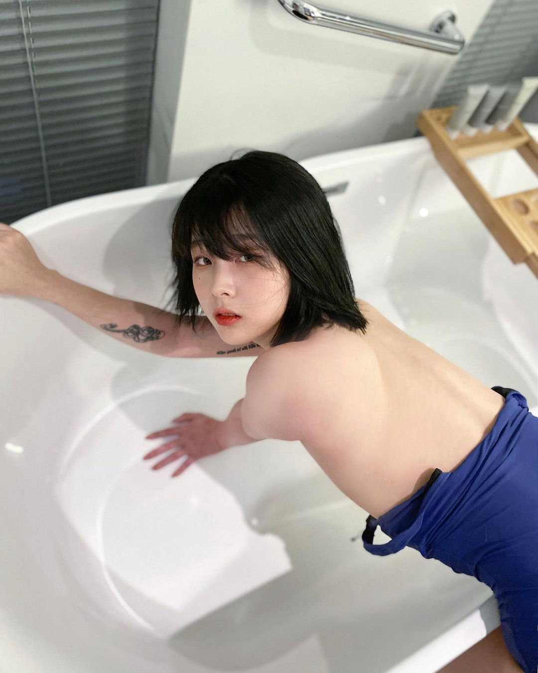신개념 엉트임 의상.jpg
