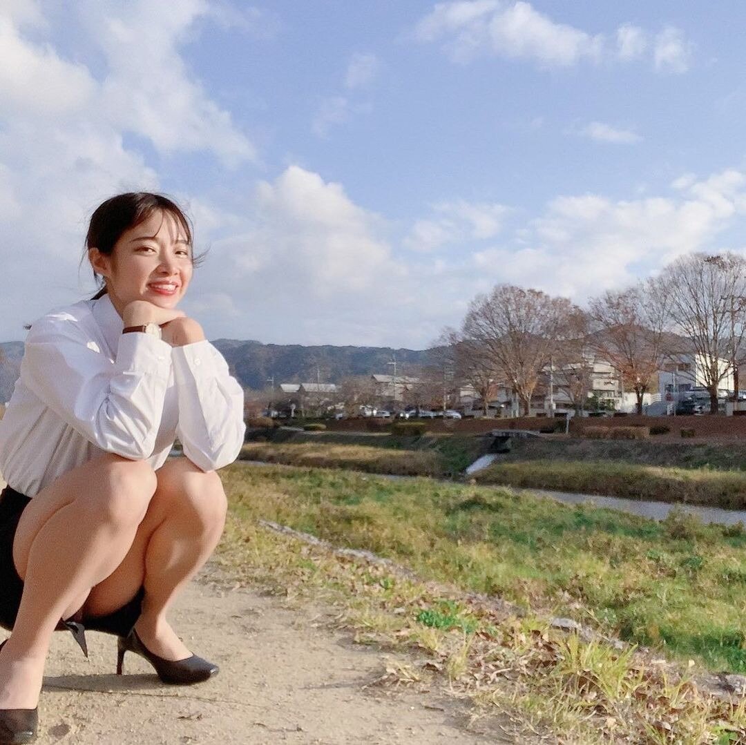 쪼그려 앉은 누나