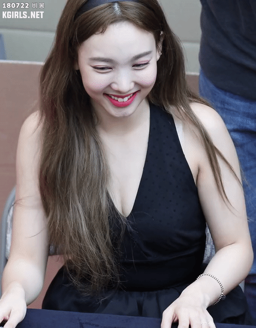 위에서 본 트와이스 나연