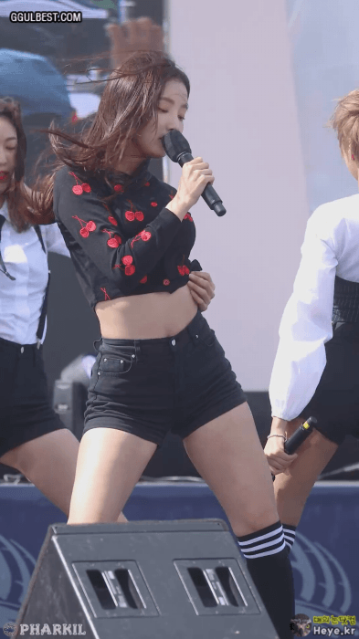 모모랜드 연우 타이트한 골반 엉도끼.gif