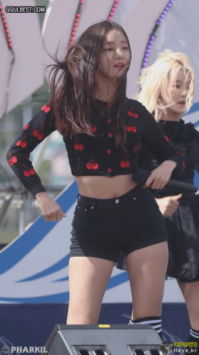 모모랜드 연우 타이트한 골반 엉도끼.gif