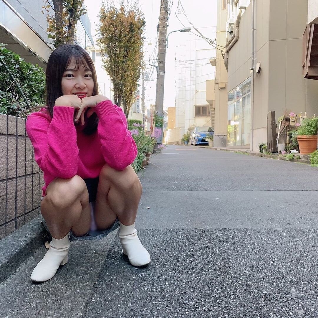 쪼그려 앉은 누나
