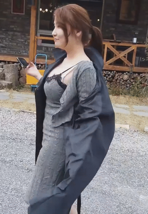산책하는 처자의 타이트한 의상