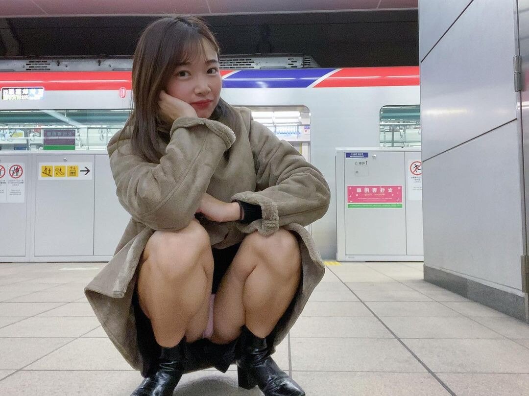 쪼그려 앉은 누나