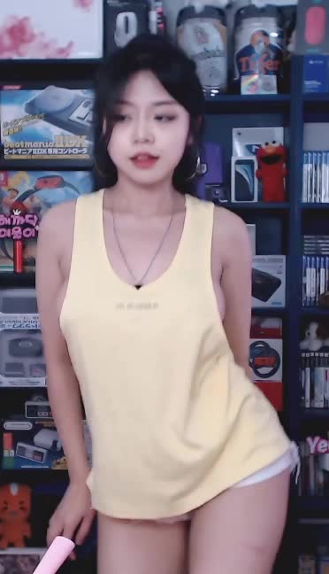 노란 민소매 노브라 인증하는 삐져나온 옆가슴