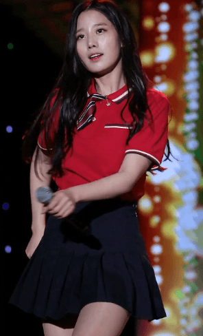살짝 밑에서 본 조현