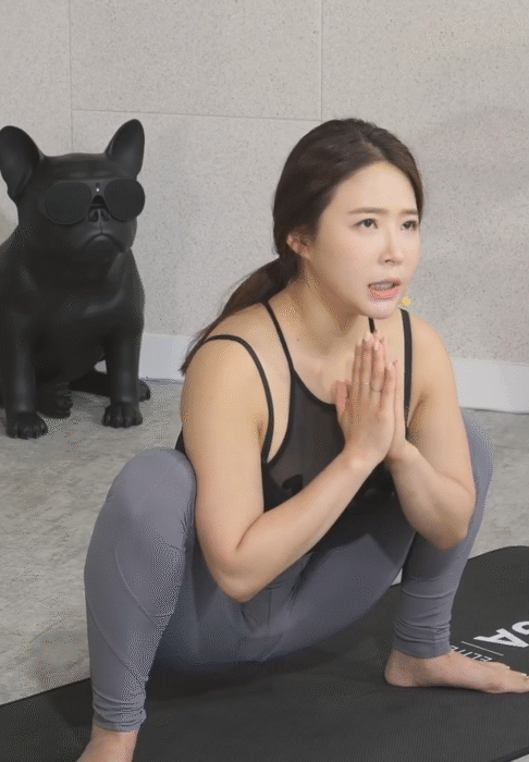 이소희 화환 자세 시스루 검정브라