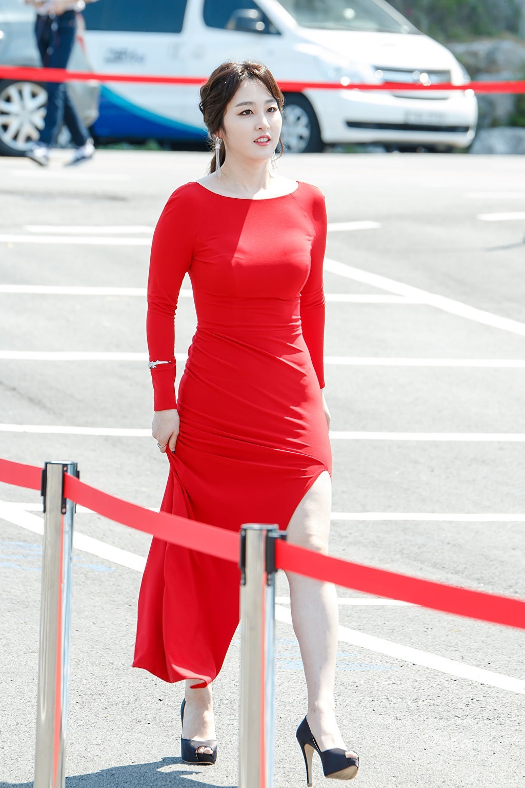 신아영 빨간색 드레스