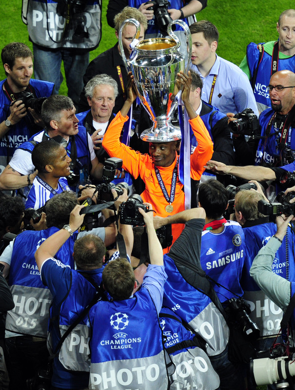 Chelsea's Ivorian Forward Didier Drogba (C) Celebrates