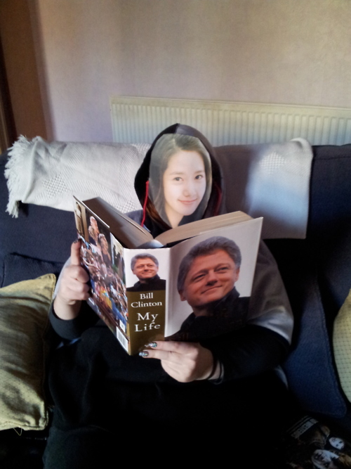 Yoona reading Bill Clinton’s autobiography