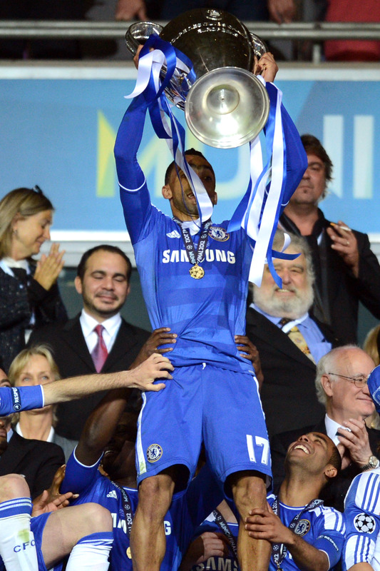Chelsea's Portuguese Defender Jose Bosingwa  Celebrates With The Trophy 

 AFP PHOTO / ADRIAN DENNISADRIAN DENNIS/AFP/