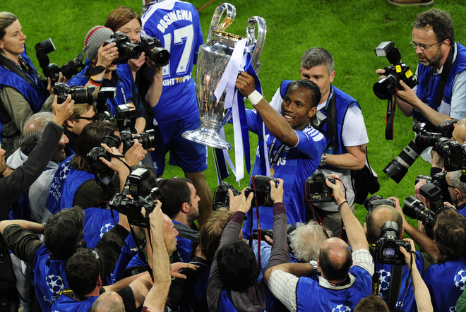 Chelsea's Ivorian Forward Didier Drogba (C) Celebrates