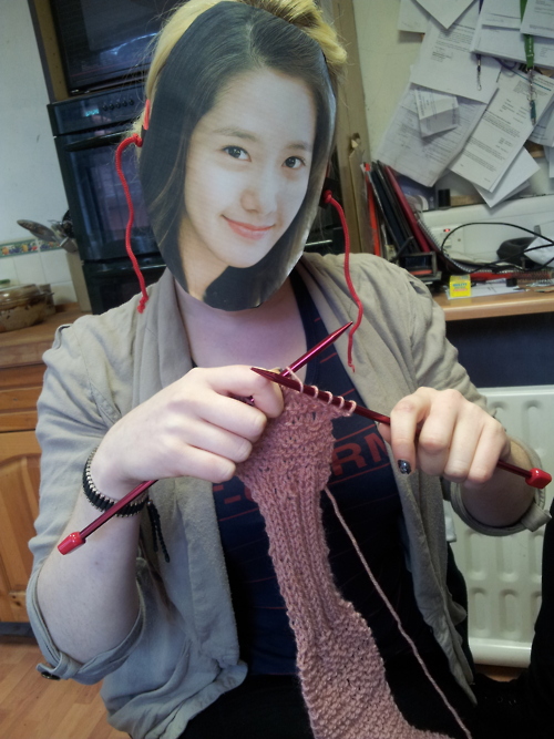Yoona knitting
