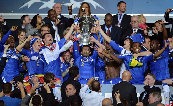 Chelsea Players Celebrate With The Trophy 

 AFP PHOTO / ADRIAN DENNISADRIAN DENNIS/AFP/GettyImages