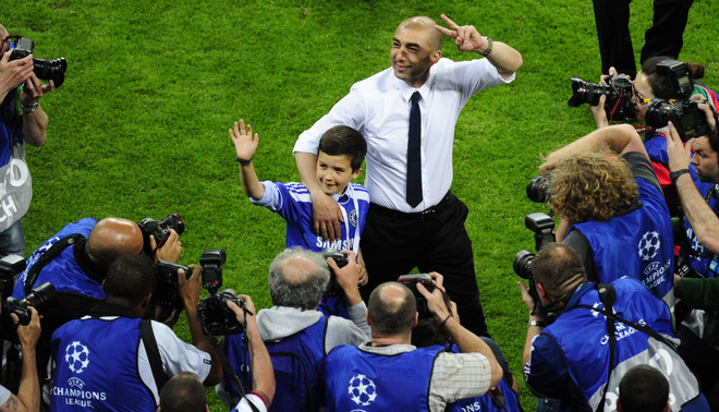 Chelsea's Italian Interim Manager Roberto Di Matteo (C) Makes