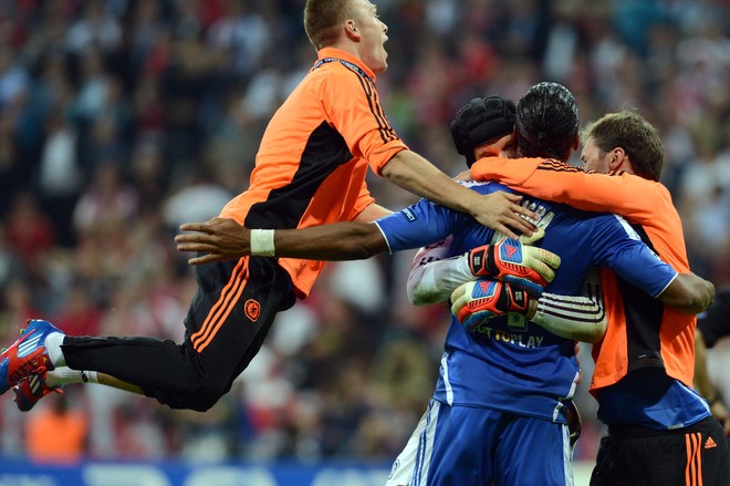 Chelsea's Ivorian Forward Didier Drogba (C) Celebrates With Teammates 

 AFP PHOTO / CHRISTOF STACHECHRISTOF STACHE/AFP/