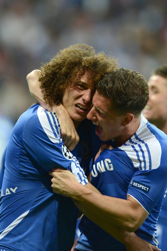 Chelsea's Brazilian Defender David Luiz  (L) Celebrates With Teammates 

 AFP PHOTO / ADRIAN DENNISADRIAN DENNIS/AFP/