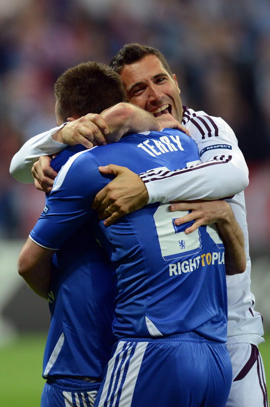 Chelsea's British Defender John Terry (C) Celebrates With Teammates 

 AFP PHOTO / ADRIAN DENNISADRIAN DENNIS/AFP/