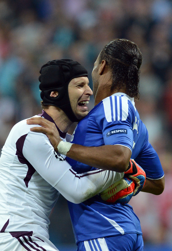 Chelsea's Czech Goalkeeper Petr Cech (L) And Chelsea's Ivorian Forward Didier Drogba Celebrate 

 AFP PHOTO / CHRISTOF 
