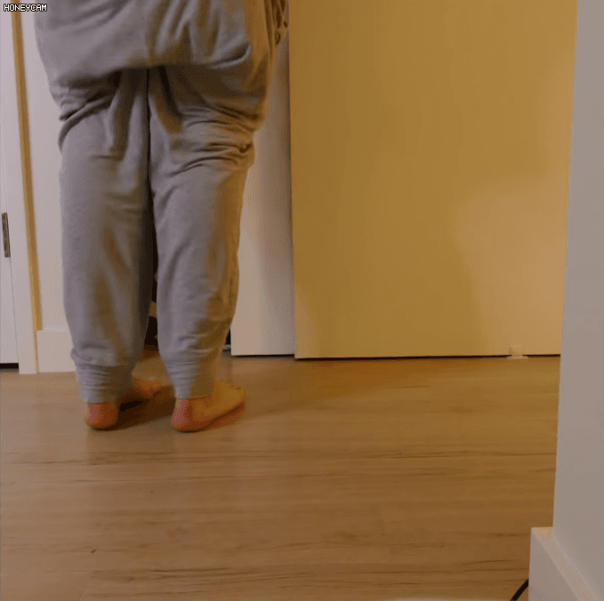 옷 갈아입고 밥 먹는 미아 멜라노