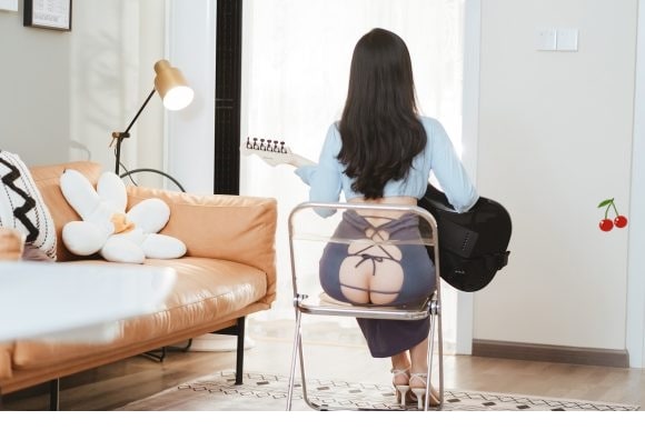 야릇한 분위기 연출하는 처자