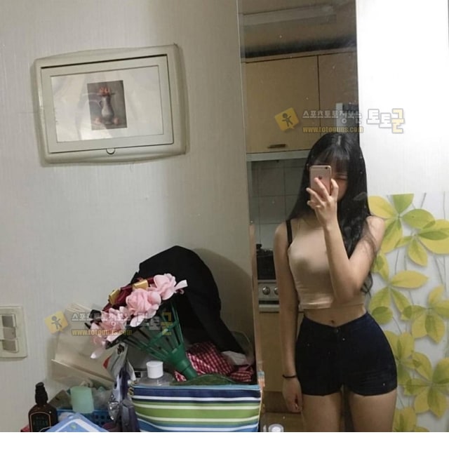 먹튀검증 토토군 포토 몸매 자랑 거울 셀카녀