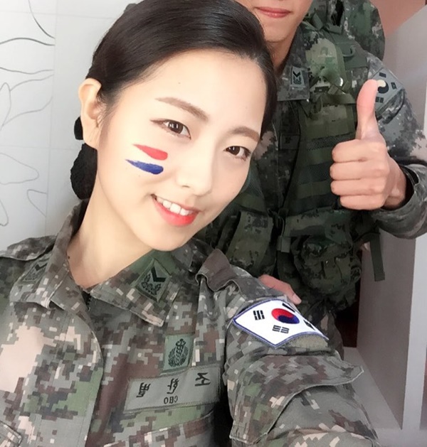 기존의 여군은 잊어라 핫했던 그녀