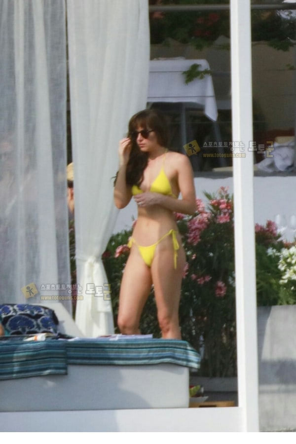 노란 비키니 입은 다코타 존슨