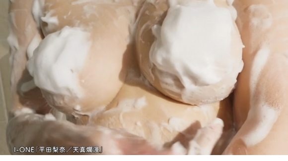 가까이에서 끌리는 듯한