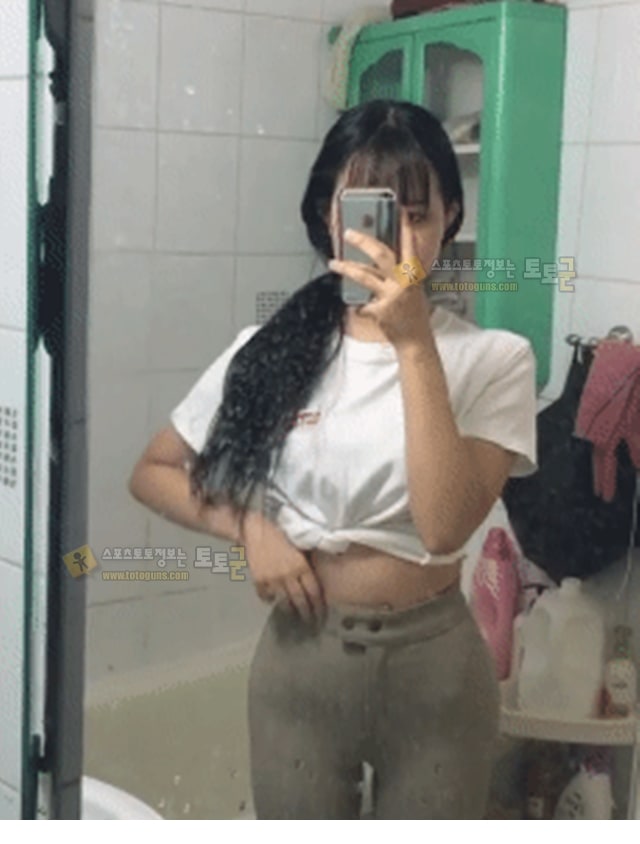 먹튀검증 토토군 포토 몸매 자랑 거울 셀카녀