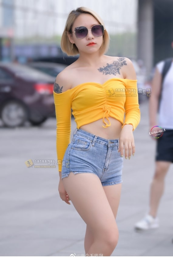 먹튀검증 토토군 포토 수줍게 포즈 연습중인 대륙 처자