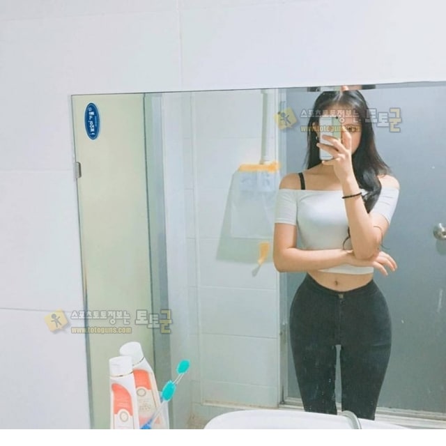 먹튀검증 토토군 포토 몸매 자랑 거울 셀카녀