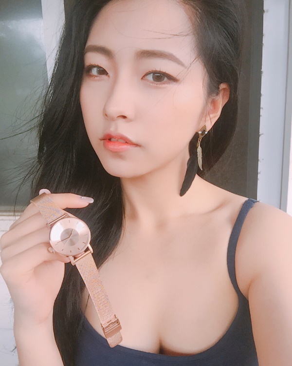 기존의 여군은 잊어라 핫했던 그녀