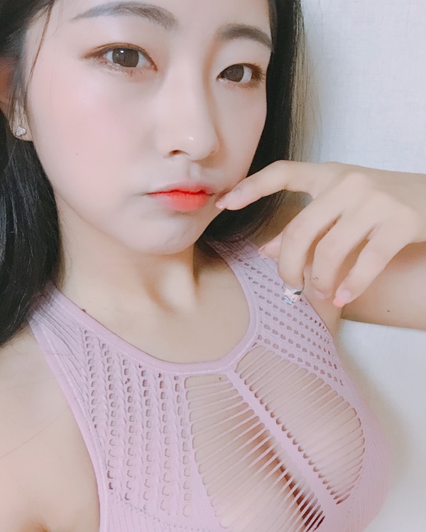 기존의 여군은 잊어라 핫했던 그녀