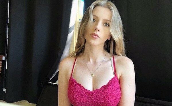 야한 의상도 거침없는 트위치 유명 스트리머