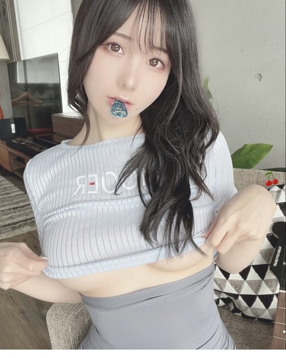 야릇한 분위기 연출하는 처자