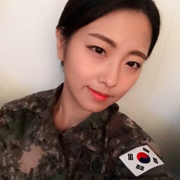 기존의 여군은 잊어라 핫했던 그녀