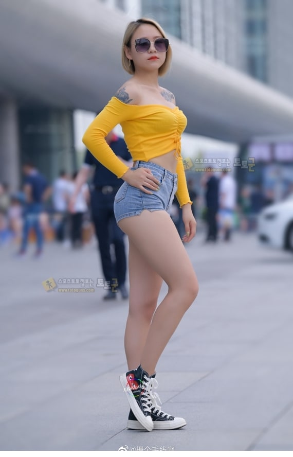 먹튀검증 토토군 포토 수줍게 포즈 연습중인 대륙 처자