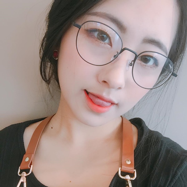 기존의 여군은 잊어라 핫했던 그녀
